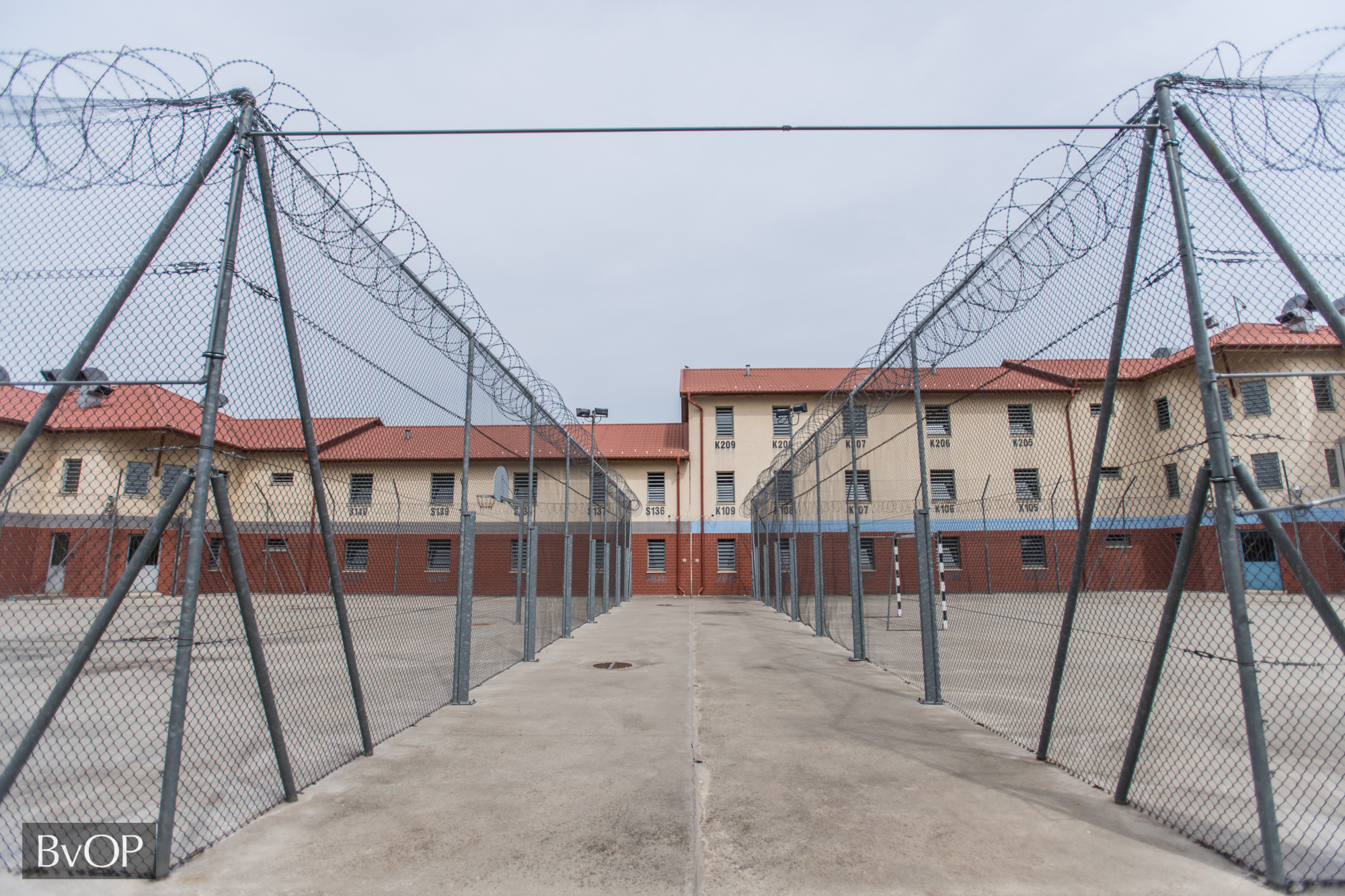 A 2008-ban átadott Tiszalöki Országos Büntetés-végrehajtási Intézet sétaudvara és mögötte a börtön épülete