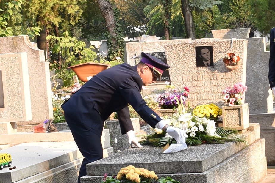 Koszorúzás a szegedi Belvárosi Temetőben