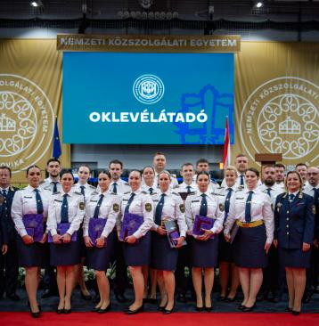 Ünnepélyes esküt tettek a frissen diplomázott bv-s tisztek