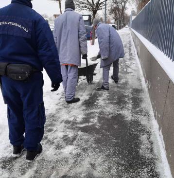 Fogvatartottak is segítenek a hóeltakarításban a börtönök körül