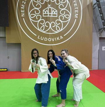 Hallgatóink az év végén is lelkesen készültek hivatásukra: kimagasló eredménnyel szerepeltek a 2025. évi Magyar Egyetemi-Főiskolai Országos Judo Bajnokságon, valamint a Nemzeti Védelmi Szolgálat „United for Integrity – International Anti-Corruption and Integrity Challenge” elnevezésű nemzetközi vetélkedőjén.   Hallgatóink kiemelkedő teljesítményt nyújtottak a 2025. évi Magyar Egyetemi-Főiskolai Országos Judo Bajnokságon. Második helyen végzett: Rozsnyai Klaudia, továbbá harmadik helyen végzett: Reszegi Dóra
