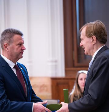 Dr. Felkai László kiváló tudományszervezői munkáért Szabó András-érmet adott át Schmehl János bv. vezérőrnagy, bv. főtanácsos, az országos parancsnok biztonsági és fogvatartási helyettese, a Büntetés-végrehajtási  Szervezet Tudományos Tanácsa (BvTT) elnökének