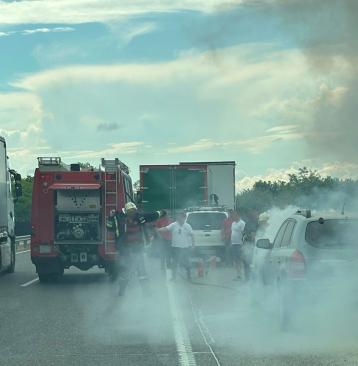 Az M85-ös autóúton kigyulladt autó oltásánál segített a szombathelyi bv. törzsőrmester