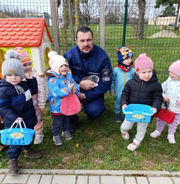 Szijj Marcell bv. főtörzsőrmester a bölcsisekkel és a nyuszival