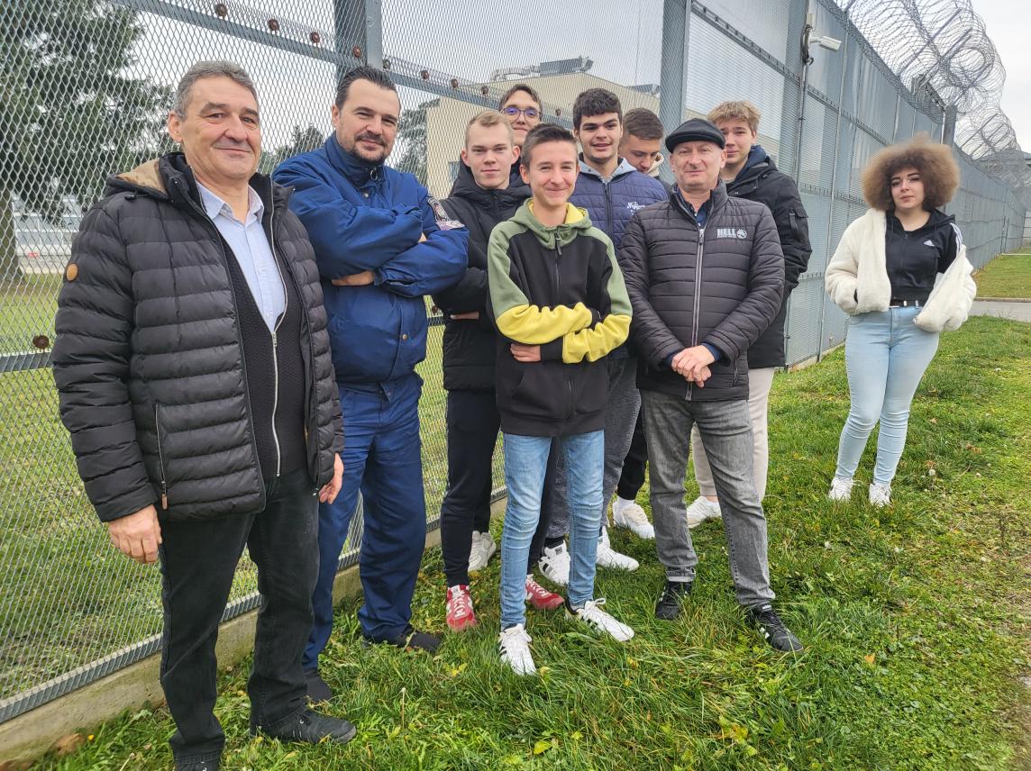 Varga András, a Vas Vármegyei Szakképzési Centrum prevenciós munkatársa (balról) rendszeresen kísér diákokat az intézetbe 