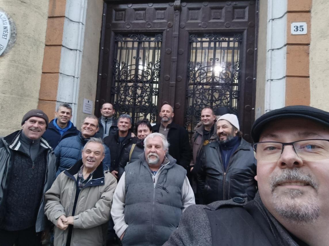 fotó: Mészáros Ferenc, a cursillos csapat az intézet bejárata előtt