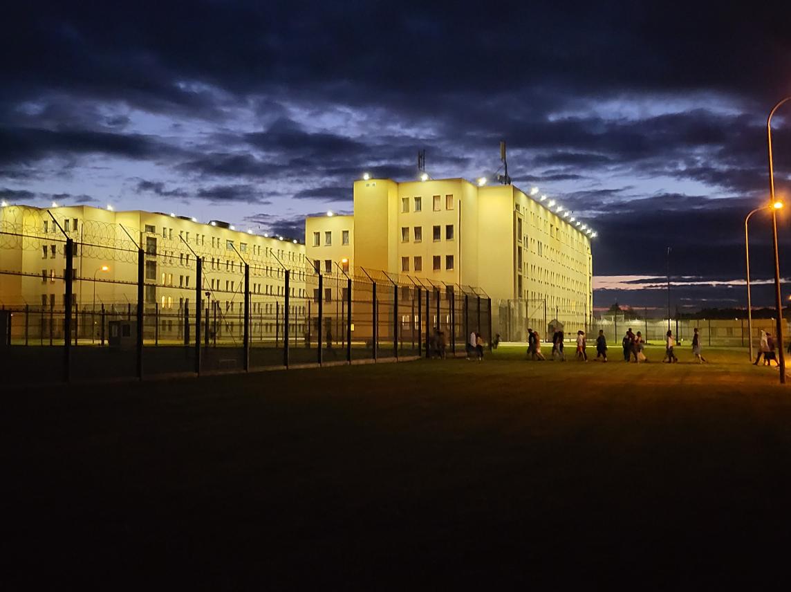 Érkeznek a látogatók a Szombathelyi Országos Büntetés-végrehajtási Intézetbe a 2023-as Múzeumok Éjszakáján -  Forrás: Szombathelyi O.Bv.I