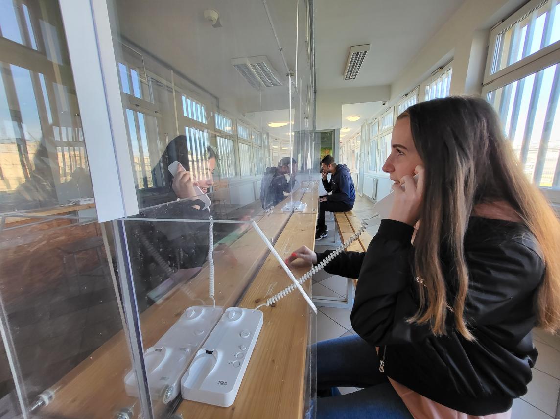 A látogatóhelyiségben a telefonokat is kipróbálhatták a diákok