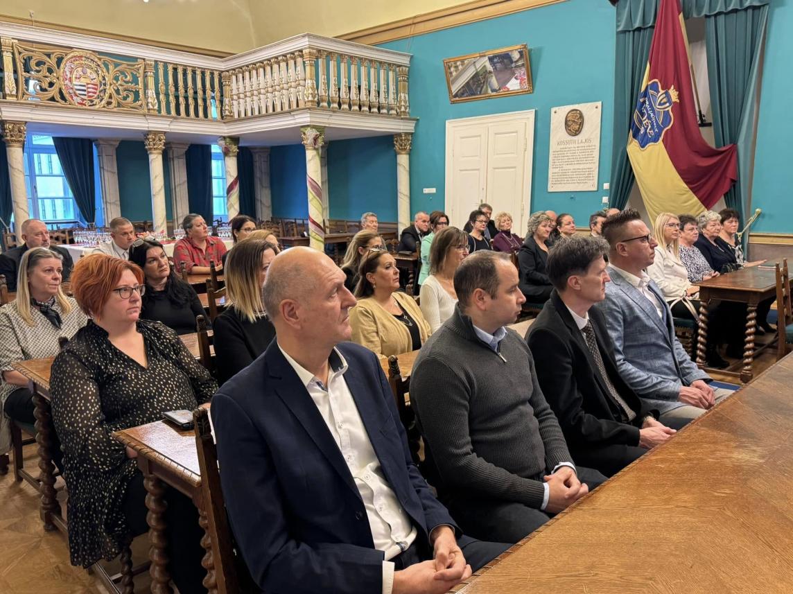 fotó: Sátoraljaújhelyi Polgármesteri Hivatal -  az első sorban a rendvédelmi szervek képviselői (jobbra Széll Roland bv. alezredes)