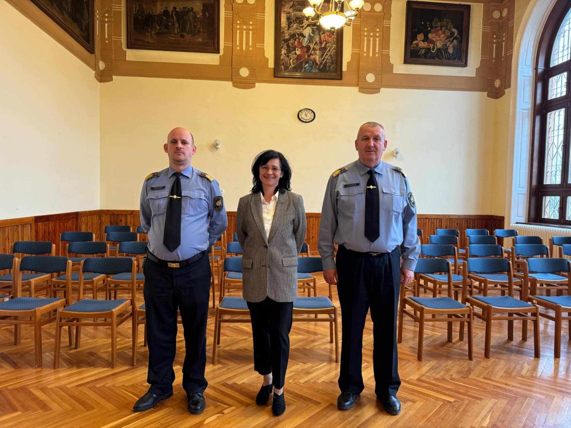fotó: SFB - Takács Julianna Együd József bv. alezredes, parancsnokkal és Mester Gábor bv őrnagy, büntetés-végrehajtási alosztályvezetővel