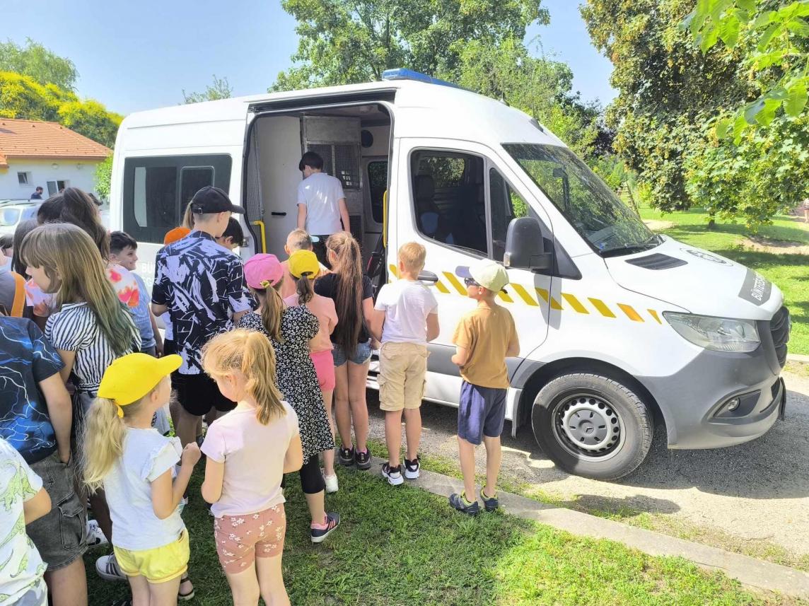 Nagy érdeklődés a rabszállító körül