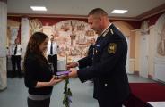 fotó: V. Agglomerációs Központ, Nyakó Csaba bv. ezredes elismerésben részesíti Csáki Istvánnét