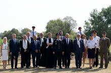 A bv. szervezet, a vármegye, a környező települések és a társ rendvédelmi szervek képviselői az emlékparkban