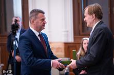 Dr. Felkai László kiváló tudományszervezői munkáért Szabó András-érmet adott át Schmehl János bv. vezérőrnagy, bv. főtanácsos, az országos parancsnok biztonsági és fogvatartási helyettese, a Büntetés-végrehajtási Szervezet Tudományos Tanácsa (BvTT) elnökének Dr. Felkai László kiváló tudományszervezői munkáért Szabó András-érmet adott át Schmehl János bv. vezérőrnagy, bv. főtanácsos, az országos parancsnok biztonsági és fogvatartási helyettese, a Büntetés-végrehajtási Szervezet Tudományos Tanácsa (BvTT) elnökének