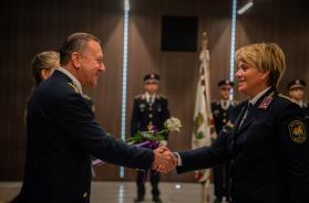Móroczné Fábián Eszter bv. százados veszi át jutalmát dr. Tóth Tamás bv. altábornagytól Fotó: BVOP