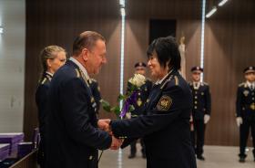 Kormányos Zoltánné bv. ezredesnek gratulál belügyminiszteri kitüntetéséhez dr.Tóth Tamás bv. altábornagy Fotó: BVOP
