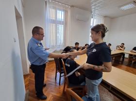 fotó: Sátoraljaújhelyi Fegyház és Börtön - a program zárása, Fodor István bv. alezredes átadja a gyakorlat munkanaplóit a résztvevőknek