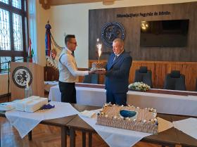 fotó: SFB - Széll Roland bv. alezredes az állomány nevében köszönti Együd József bv. alezredes, parancsnokot fotó: SFB - Széll Roland bv. alezredes az állomány nevében köszönti Együd József bv. alezredes, parancsnokot