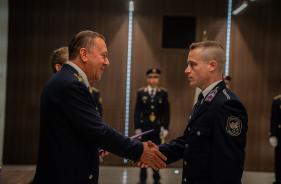 Kiss Tamás bv. törzsőrmester veszi át jutalmát dr. Tóth Tamás bv. altábornagytól Fotó: BVOP