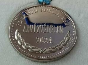 fotó: SFB - az érem árvízvédelem feliratú oldala