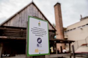 Emléktábla hirdeti a mangalica ajándékozást - Fotó: BvOP