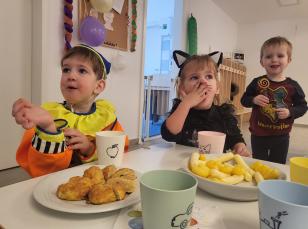 A tánc után jólesett a nasi és a gyümölcslé