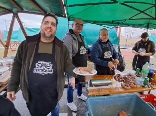 A csapat tagjai az elkészült kolbászokkal (fotó: SFB)