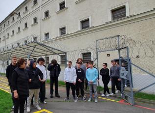 VasVillás diákok egy csoportja a sopronkőhidai börtön sétaudvarán Fotó: HES