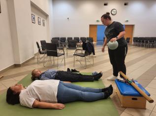 Mazsolagyakorlat, köpölyözés és a híres cukkinitócsni – Egészségnapot szerveztek a szombathelyi bv. intézetben