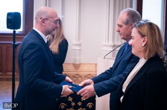 Dr. Bogotyán Róbert Lajos bv. ezredes, Sztodola Tibor bv. alezredes és Sós Gábor bv. őrnagy „Az év rendvédelmi digitális tananyagfejlesztője 2025” című felhívásra készített „Digitális technológiák integrált alkalmazása, a rendkívüli események előrejelzésére, kezelésére, felszámolására a büntetés-végrehajtási szervezetnél” című pályaművükért vehették át a büntetés-végrehajtás díját Dr. Bogotyán Róbert Lajos bv. ezredes, Sztodola Tibor bv. alezredes és Sós Gábor bv. őrnagy „Az év rendvédelmi digitális tananyagfejlesztője 2025” című felhívásra készített „Digitális technológiák integrált alkalmazása, a rendkívüli események előrejelzésére, kezelésére, felszámolására a büntetés-végrehajtási szervezetnél” című pályaművükért vehették át a büntetés-végrehajtás díját