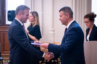 Svecz Miklós bv. ezredes, a „Digitalizációs kihívások a büntetés-végrehajtásban” című munkájáért vehette át a II. helyezett díját Svecz Miklós bv. ezredes, a „Digitalizációs kihívások a büntetés-végrehajtásban” című munkájáért vehette át a II. helyezett díját