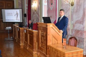 A Zalaegerszegi Törvényszéken megrendezett konferencián Schmehl János bv. vezérőrnagy, bv. főtanácsos, az országos parancsnok biztonsági és fogvatartási helyettese, a Büntetés-végrehajtási Szervezet Tudományos Tanácsának elnöke köszöntötte a vendégeket