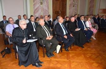 A konferencia résztvevői - előtérben az előadók