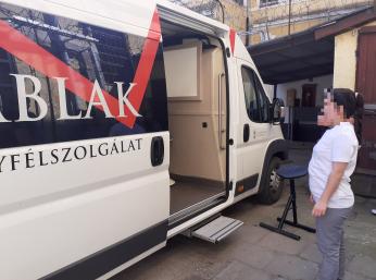 Az ügyintézésre várakozva