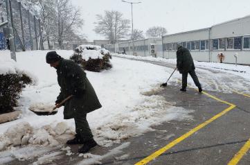 Fogvatartottak takarítják az utcákat Baracskán - Forrás: Közép-dunántúli O. Bv. Intézet