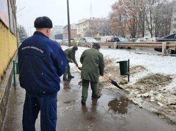 Fogvatartottak takarítják az utcákat Miskolcon - Forrás: BAZ Bv. Intézet
