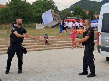 fotó: SFB - a műveleti csoport tagjai segítenek elpakolni a Börtönmúzeum szivacskocka kirakóját