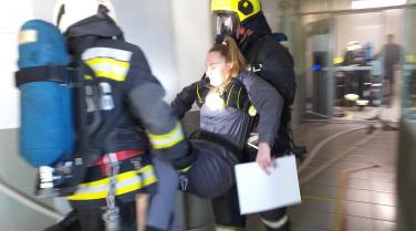 Tűzoltók gyakorlatoztak a pécsi börtönben