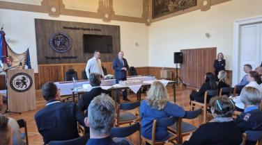 fotó: SFB - Együd József bv. alezredes, parancsnok és Széll Roland bv. alezredes köszöntik az állománytagokat fotó: SFB - Együd József bv. alezredes, parancsnok és Széll Roland bv. alezredes köszöntik az állománytagokat