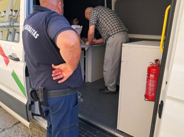 fotó: sfb - fogvatartotti  ügyintézés a mobil kormányablakban