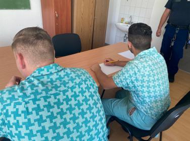fiatalkorú fogvatartottak a tanteremben
