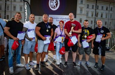 A BvOP Fekvenyomó Bajnokságának szegedi résztvevői Budapesten az Orczy parkban