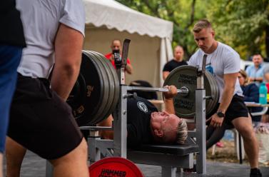 A BvOP Fekvenyomó Bajnokságának résztvevői Budapesten az Orczy parkban
