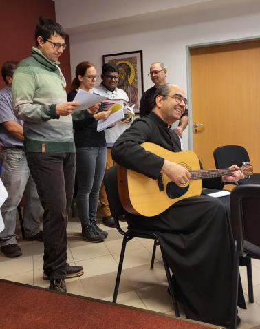 Dr. Székely János megyés püspök gitárral kísérte az önkéntesek énekét