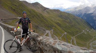 Miki 2757 méter magasan, a kerékpárosok álmaként, a Giro d’Italia leggyilkosabb szakaszaként emlegetett Stelvio-hágón