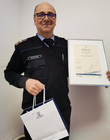 fotó: Sátoraljaújhelyi Fegyház és Börtön - Gecse Bertalan bv. főtörzszászlós az ezüstfokozatú oklevéllel