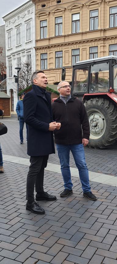 Csalló Norbert alezredesnek köszöni meg Dr. Farkas Ciprián polgármester, a Sopron Karácsonyfájának felajánlását. Fotó: Sopronkőhidai Fegyház és Börtön