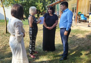 Nyima Tamás bv. dandártábornok, parancsnok a gyermekotthon és a fenntartó képviselőivel: dr. Jári Alexandrával, Kázár Szilviával és Szabó Anitával