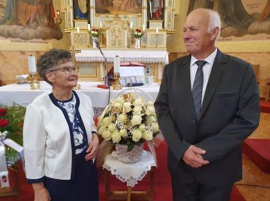 50. házassági évfordulójukat ünneplő házaspár