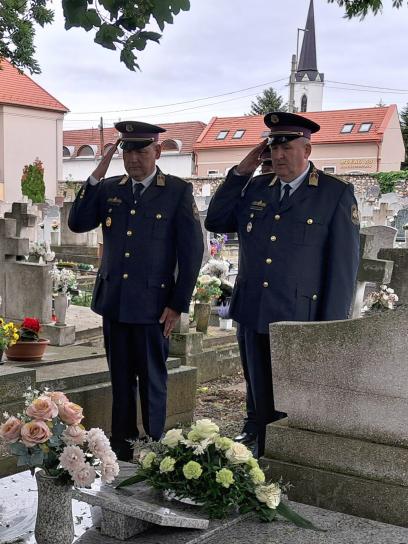fotó: SFB - Nyakó Csaba bv. ezredes és Együd József bv. alezredes tiszteletadása Rózsahegyi Tamás bv. ezredes sírjánál
